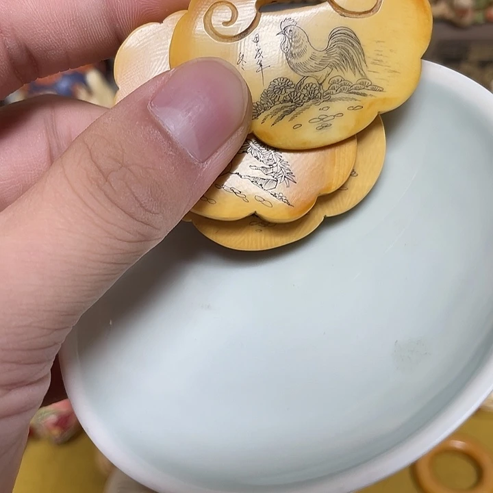 用***2瓷片精致雕刻工艺品