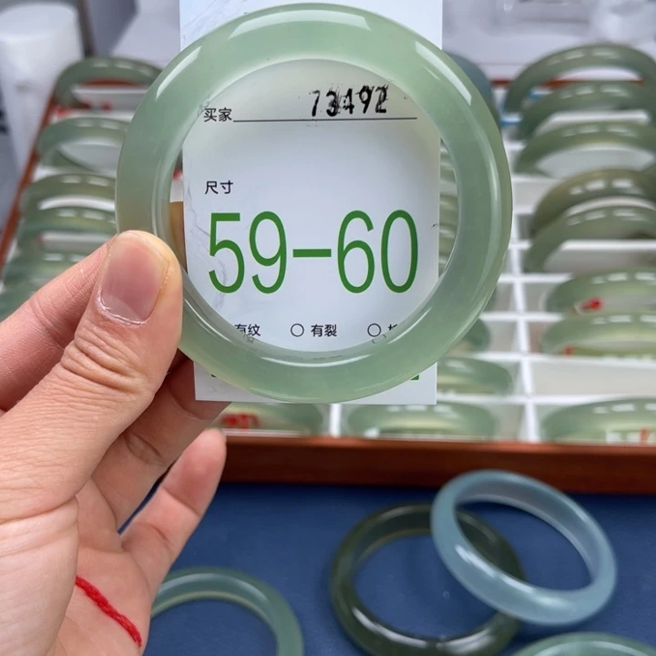 透闪石-蛇纹石玉手镯未镶嵌云*朵