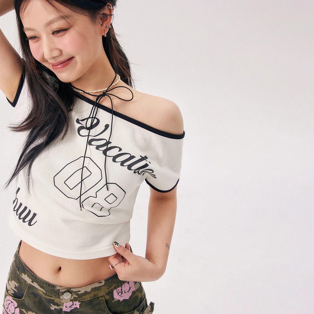 【19】CHUU字母数字印花设计拼接修身斜领辣妹设计短袖T恤FHAE002G
