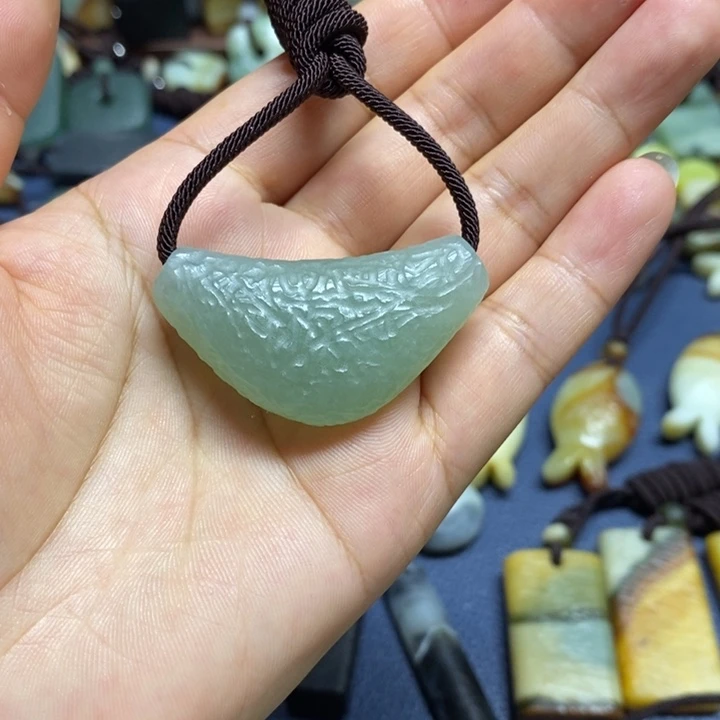 未镶嵌蛇纹石玉颈饰