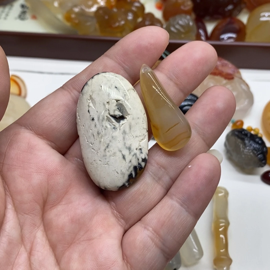 玛瑙/玉髓未镶嵌浅浅有瑕疵