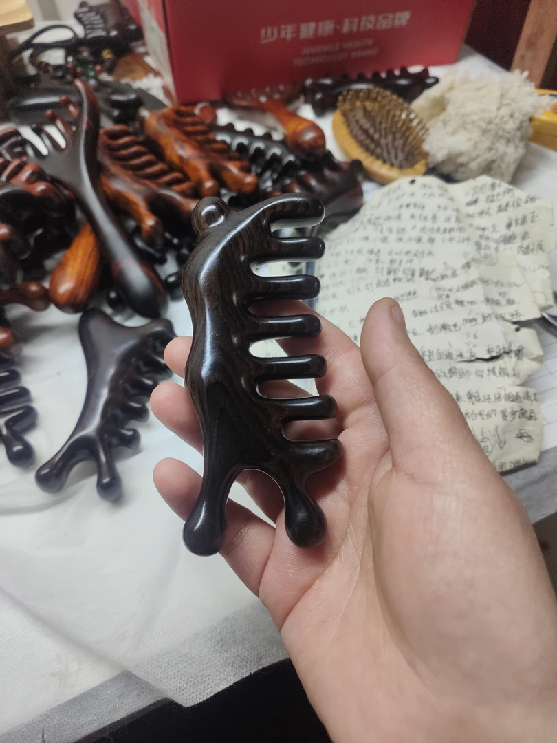 精品紫光檀按摩梳