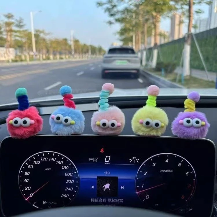 车载摆件创意可爱毛球玩偶汽车中控台怪兽毛球车上装饰中控台摆件