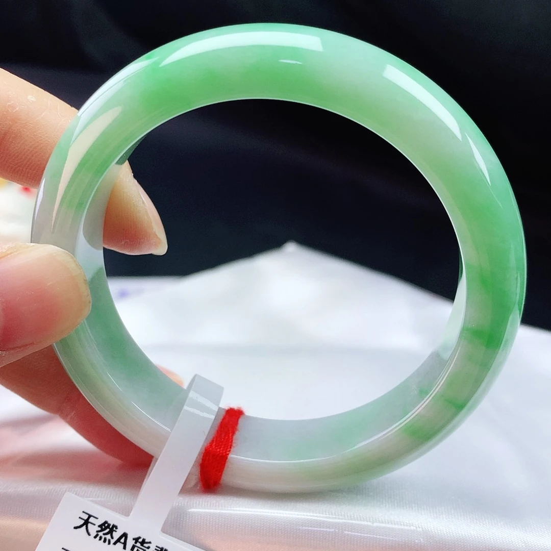翡翠手镯未镶嵌55轮胎