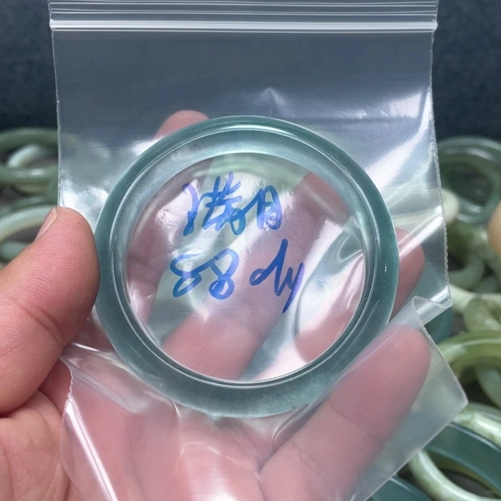 石英质玉手镯未镶嵌满*?