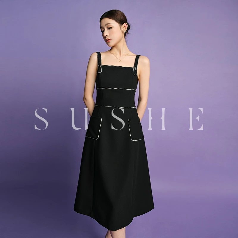 束皙SUSHE 摩登之礼经典香式撞色边收腰方领黑色吊带连衣裙女夏