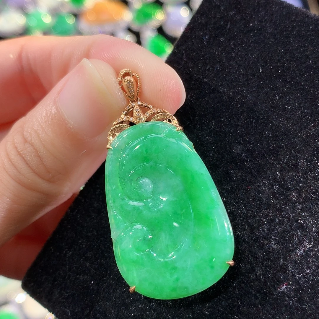 翡翠18K金镶嵌颈饰