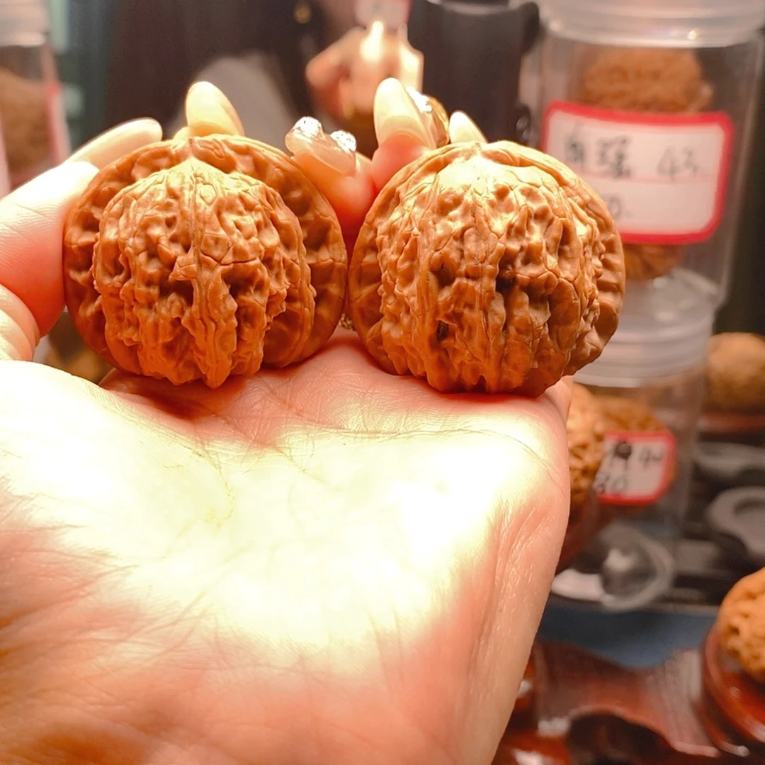 天***辰文玩核桃吊坠白狮子