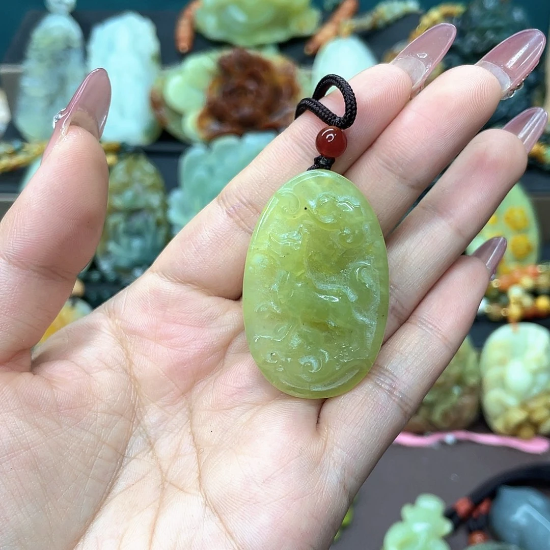 蛇纹石玉颈饰未镶嵌春*