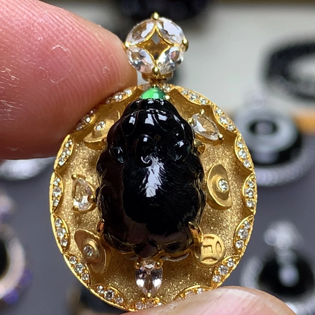 翡翠18K金镶嵌颈饰墨翠貔貅