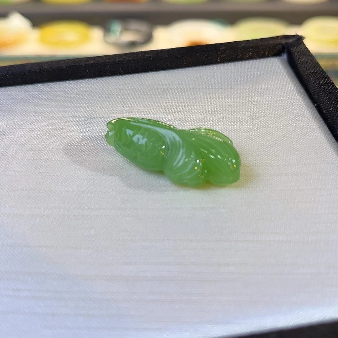 和田玉未镶嵌手镯果绿吊坠“连年有余”