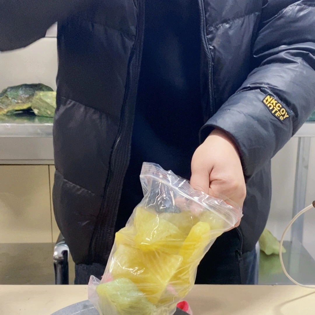 蛇纹石玉岫玉原石未镶嵌原石随机发货发一袋