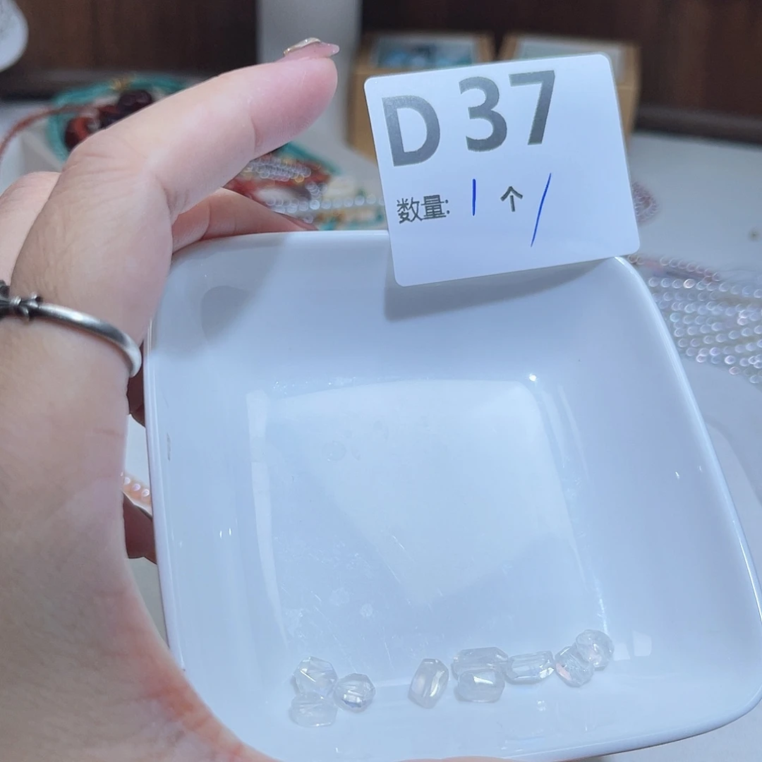 未镶嵌珠宝半成品水晶D37。