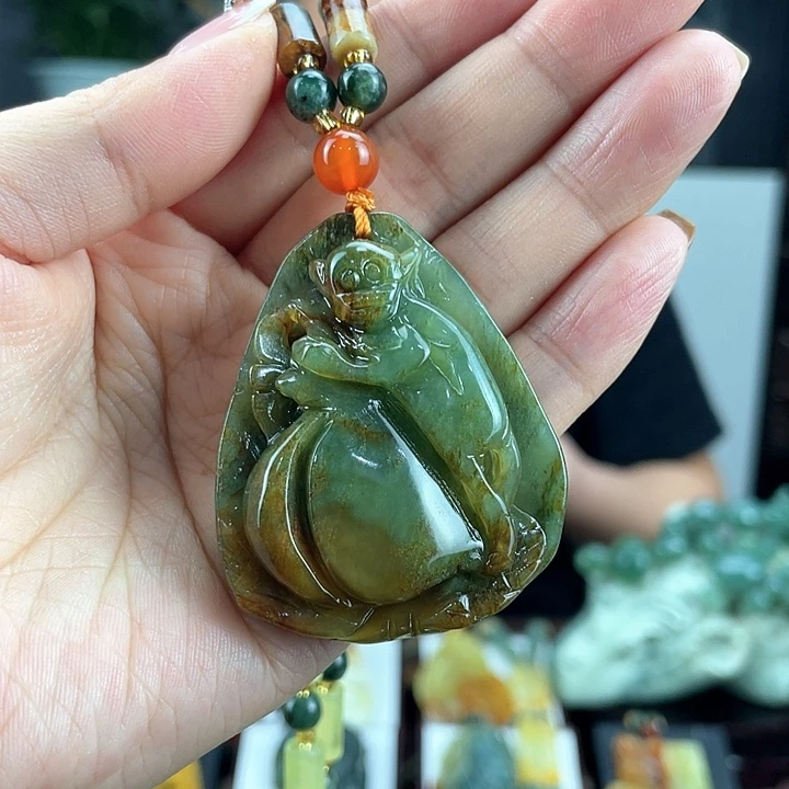 蛇纹石玉颈饰未镶嵌