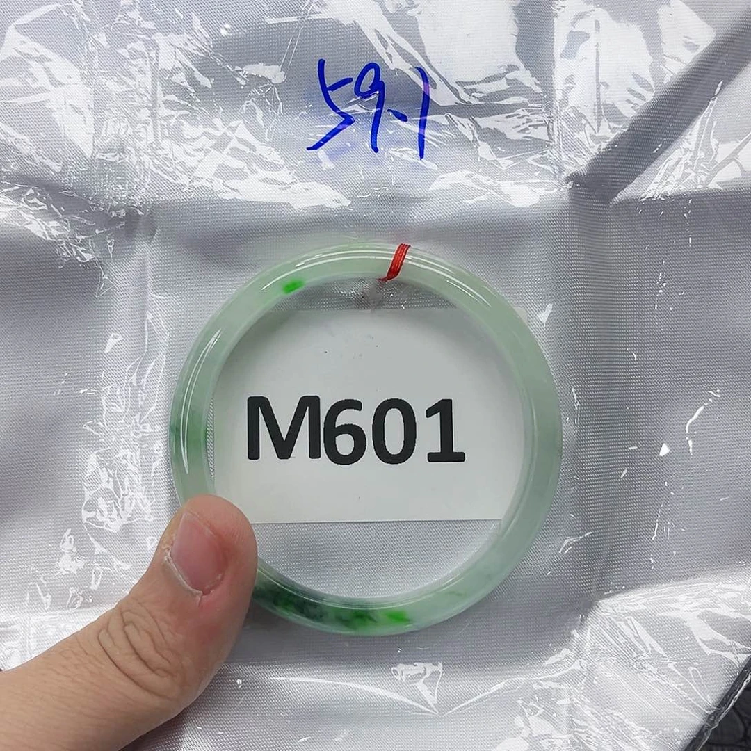 翡翠手镯未镶嵌多样性