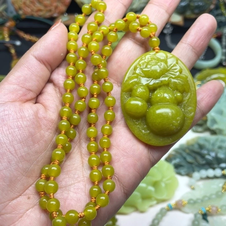 蛇纹石玉未镶嵌颈饰