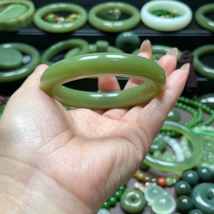 和田玉未镶嵌手镯