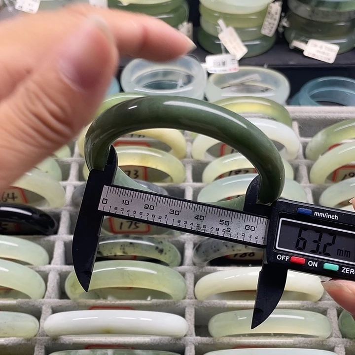 蛇纹石玉未镶嵌手镯191