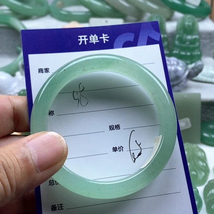 东陵石未镶嵌颈饰修****生