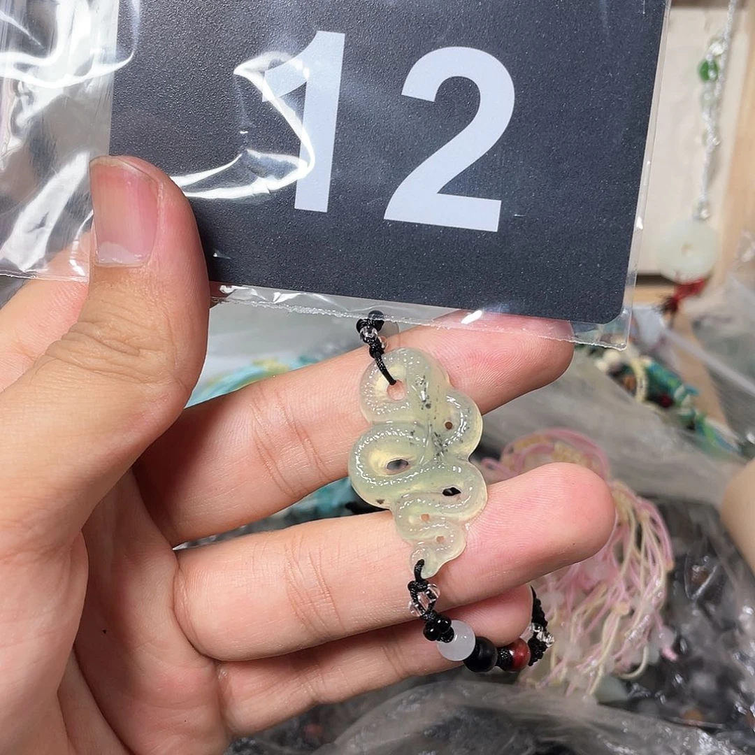 蛇纹石玉颈饰合金