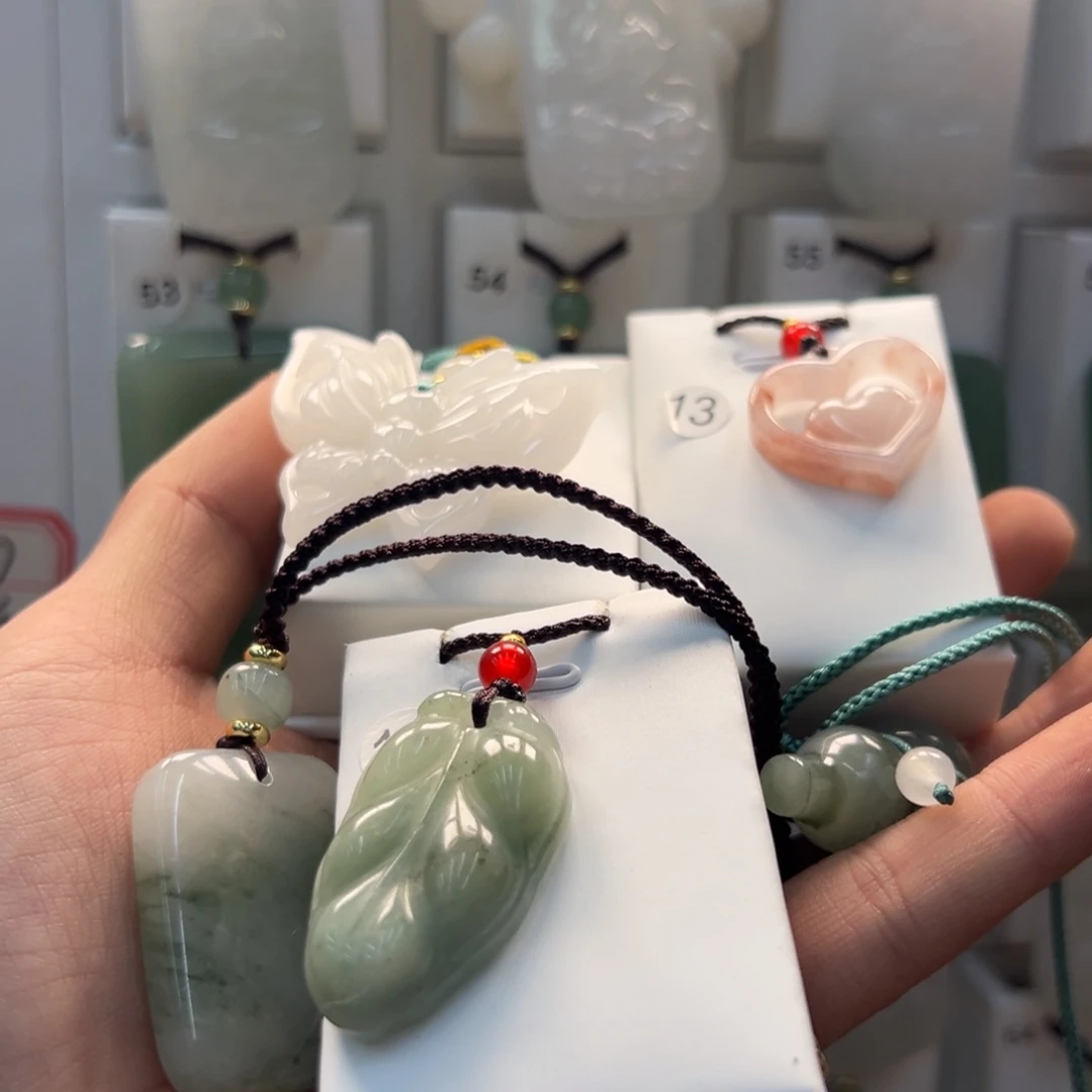 注***石英质玉合金颈饰