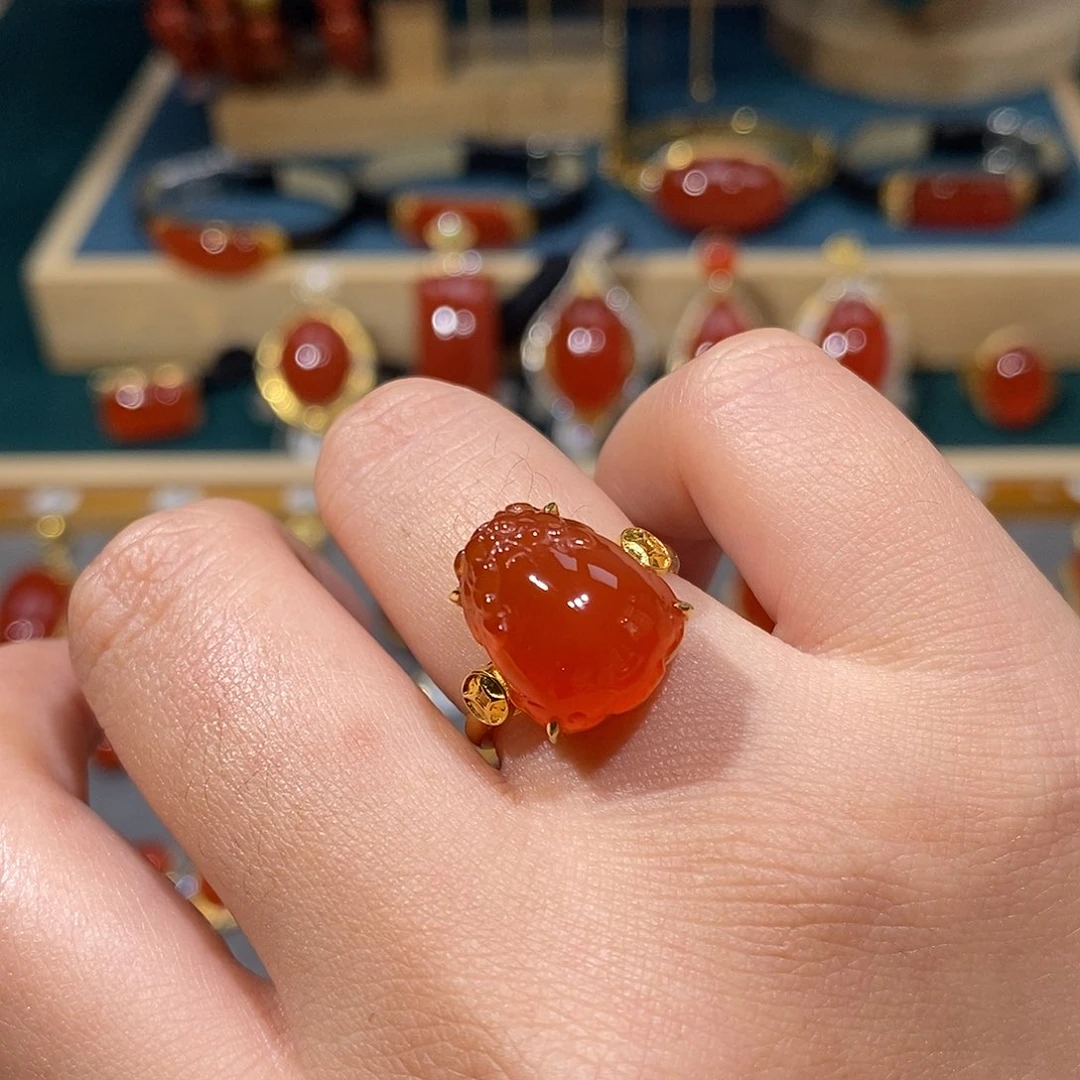 18K金镶嵌南红玛瑙戒指