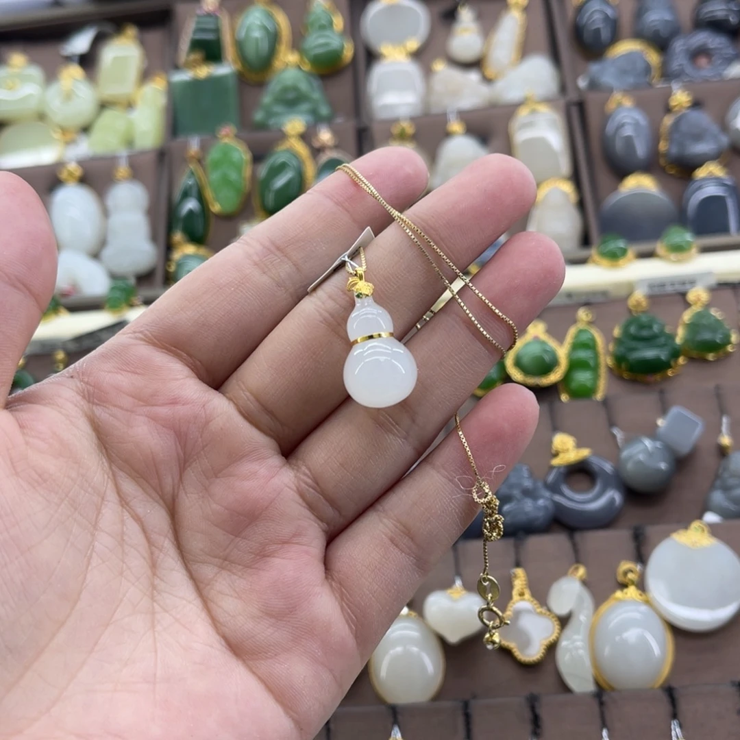 和田玉18K金镶嵌吊坠(赠链)