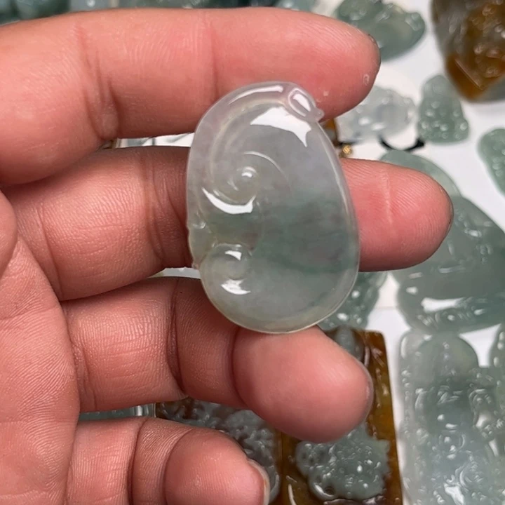 翡翠未镶嵌颈饰如意