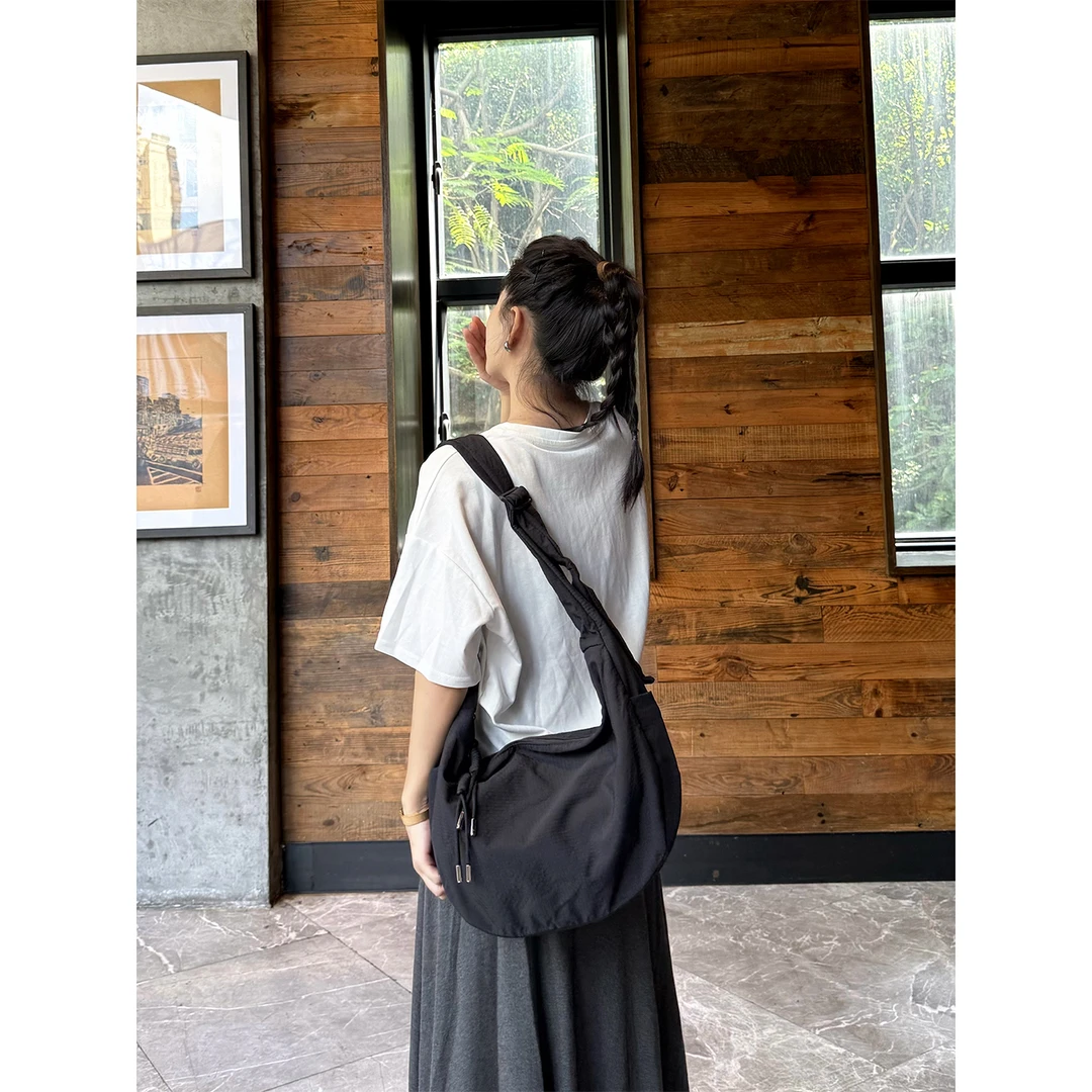 BYZZ休闲斜挎包女大容量饺子包简约尼龙轻便松弛感单肩包2025新款