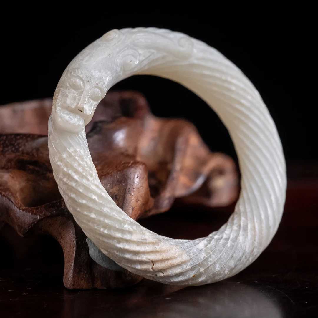 明代和田玉龙纹绞丝环