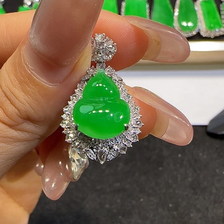 翡翠18K金镶嵌颈饰葫芦