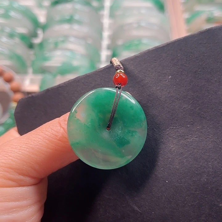 颈饰未镶嵌石英质玉