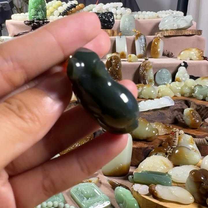 和田玉(糖玉)未镶嵌颈饰