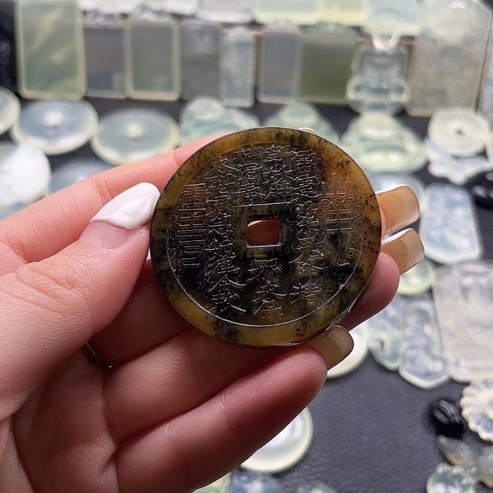 岫玉未镶嵌颈饰山鬼