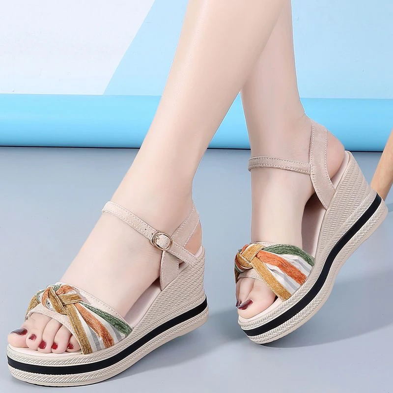 9099鞋子坡跟女士上班运动凉鞋中跟一字带凉鞋时尚高跟鞋