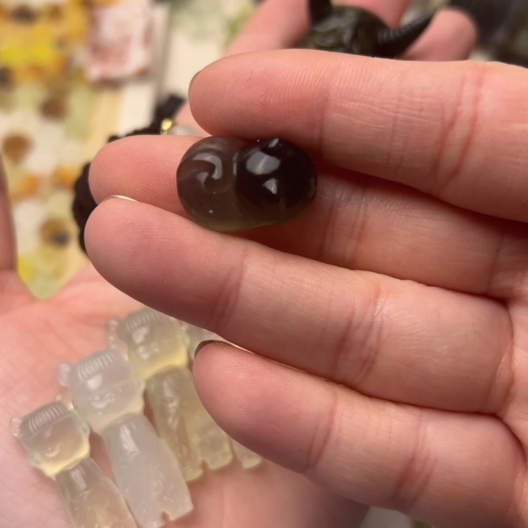 蛇纹石玉颈饰合金