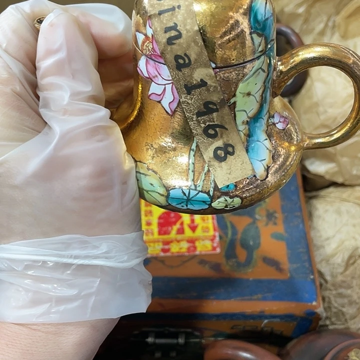 茶壶紫砂矿泥料，手工制作的一把紫砂壶。