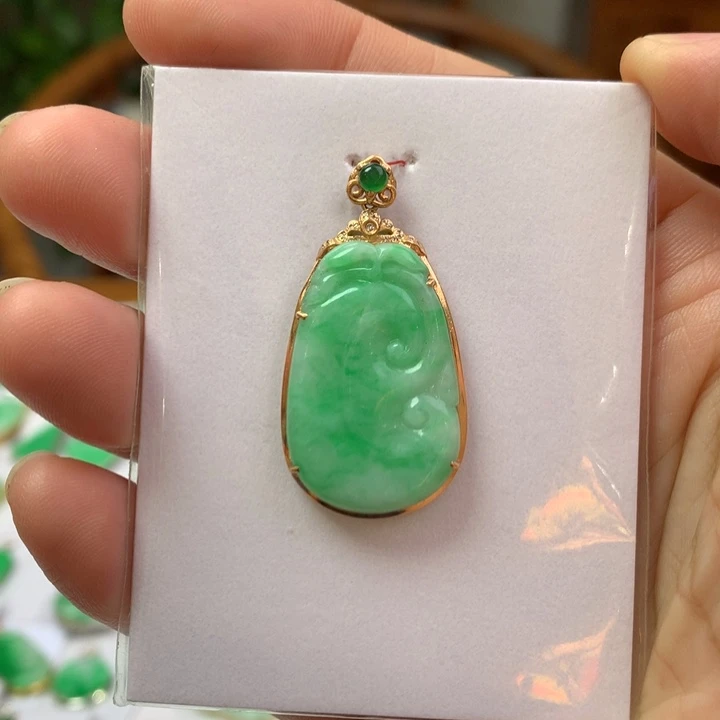 翡翠颈饰18K金镶嵌翡翠吊坠