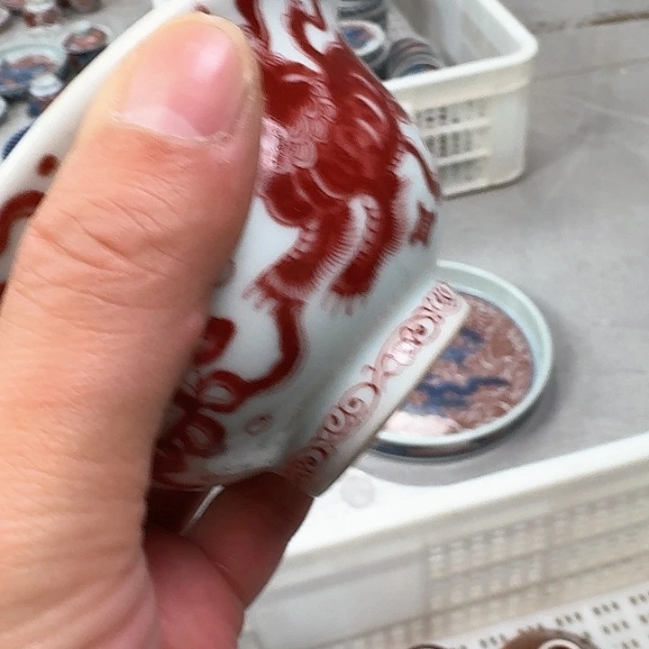 瓷片釉里红狮子大压手杯景德镇