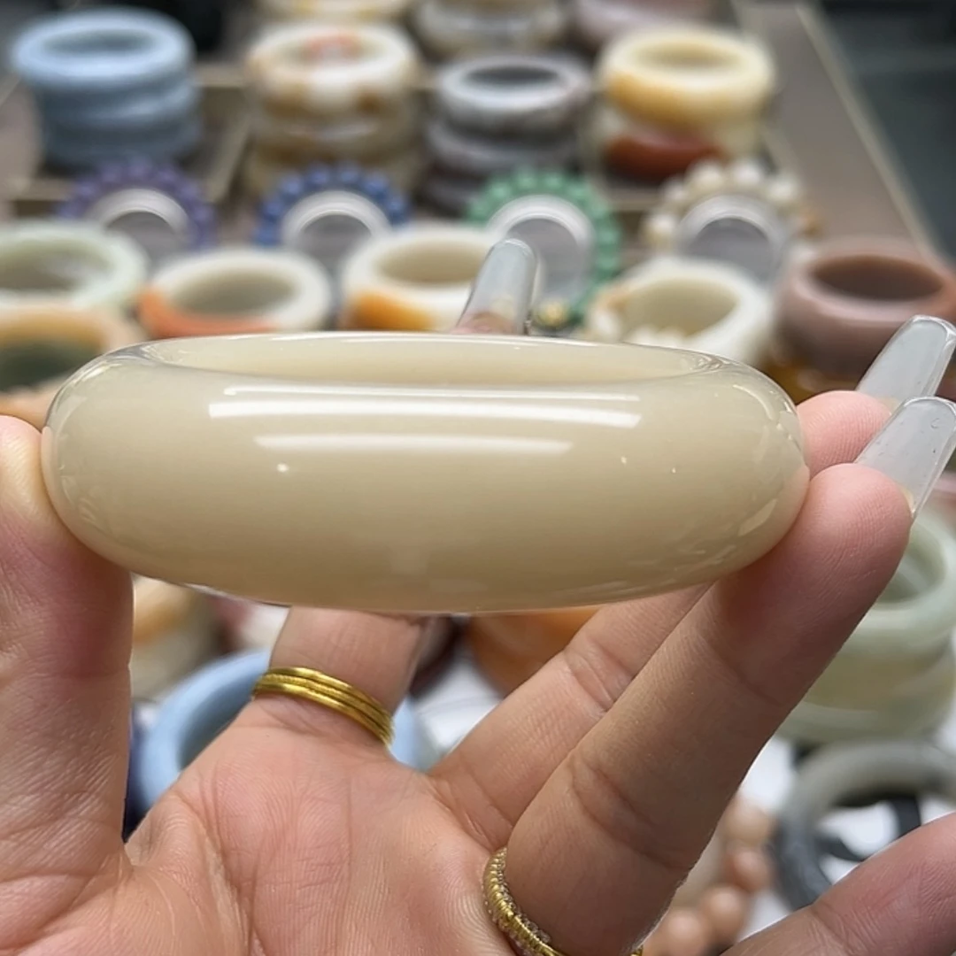 【闪购商品】石英质玉手镯未镶嵌藕粉面包