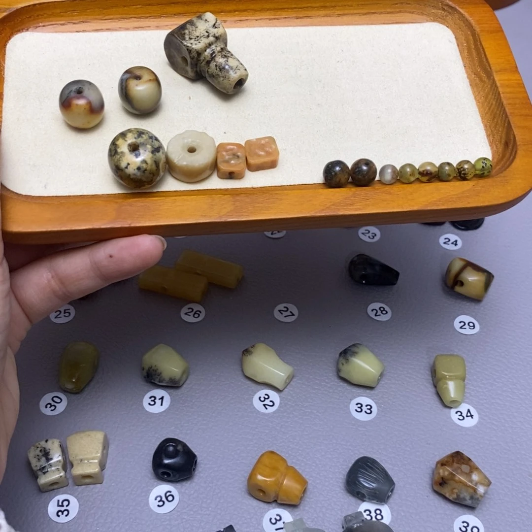 蛇纹石玉配饰合金杰**作