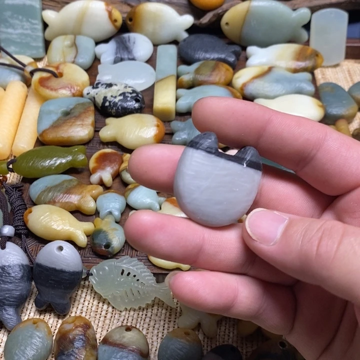 蛇纹石玉未镶嵌颈饰