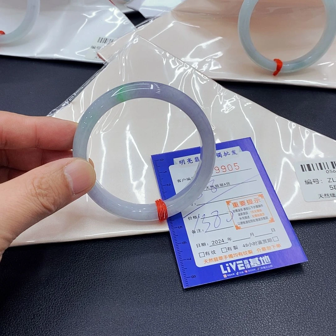 翡翠手镯未镶嵌记*翡翠手镯