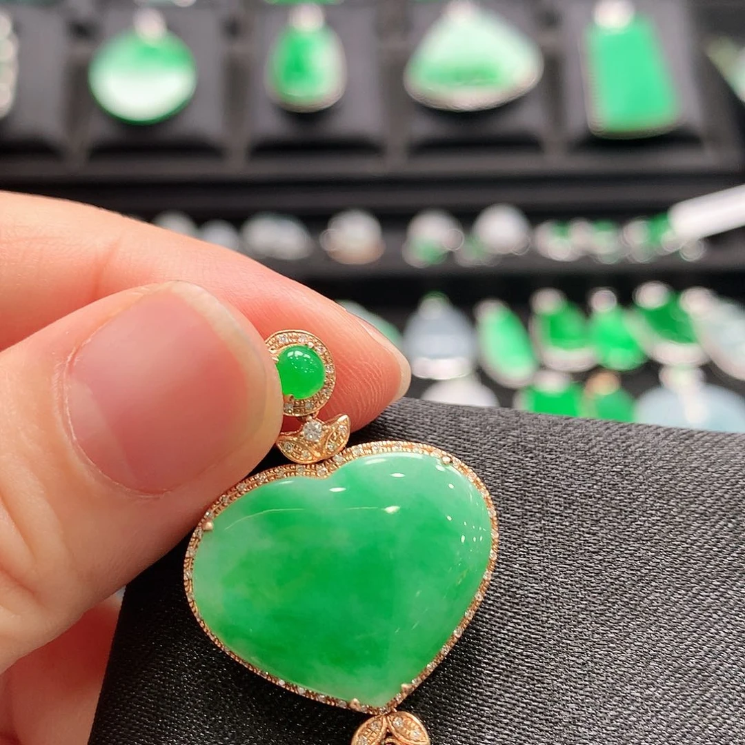 翡翠18K金镶嵌颈饰爱心