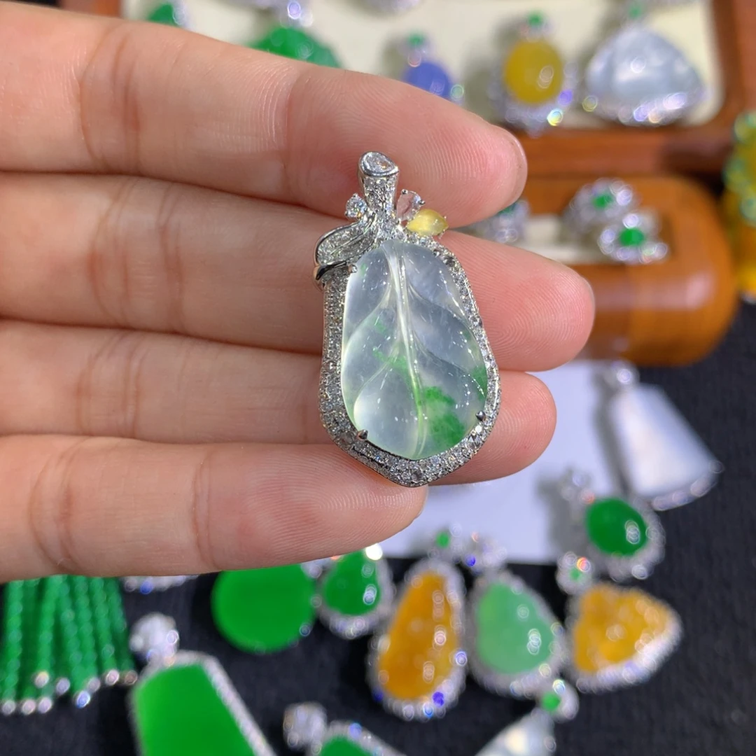 翡翠18K金镶嵌颈饰