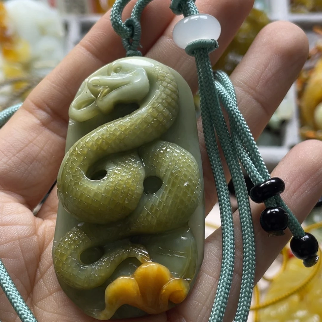 蛇纹石玉颈饰未镶嵌