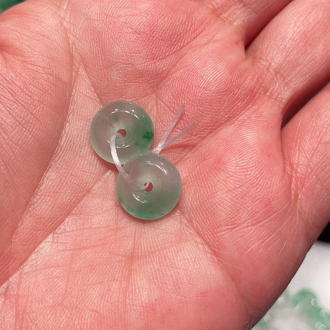 江***樵石英质玉（非洲翠）未镶嵌耳钉
