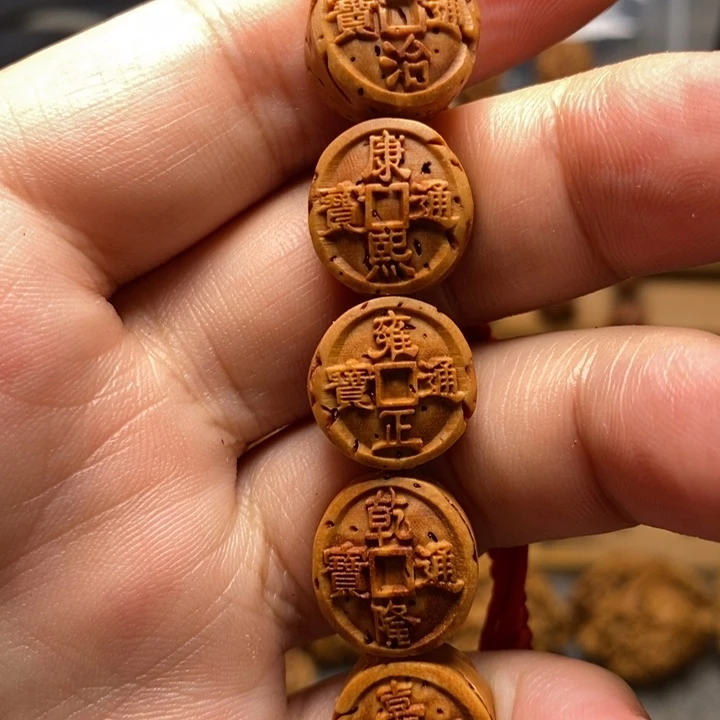 桃核雕刻五帝钱手串