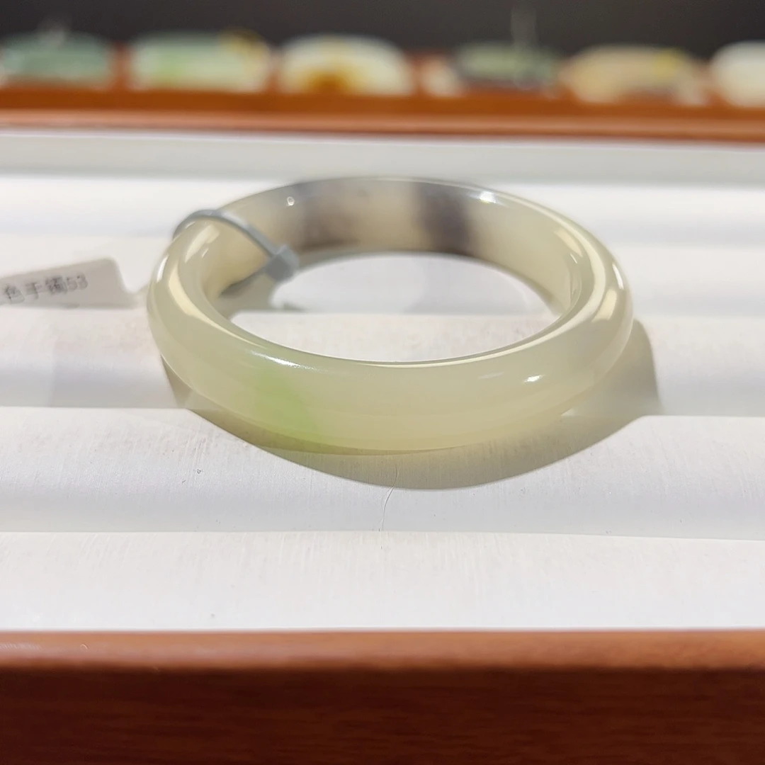 和田玉手镯未镶嵌粉紫翠三色