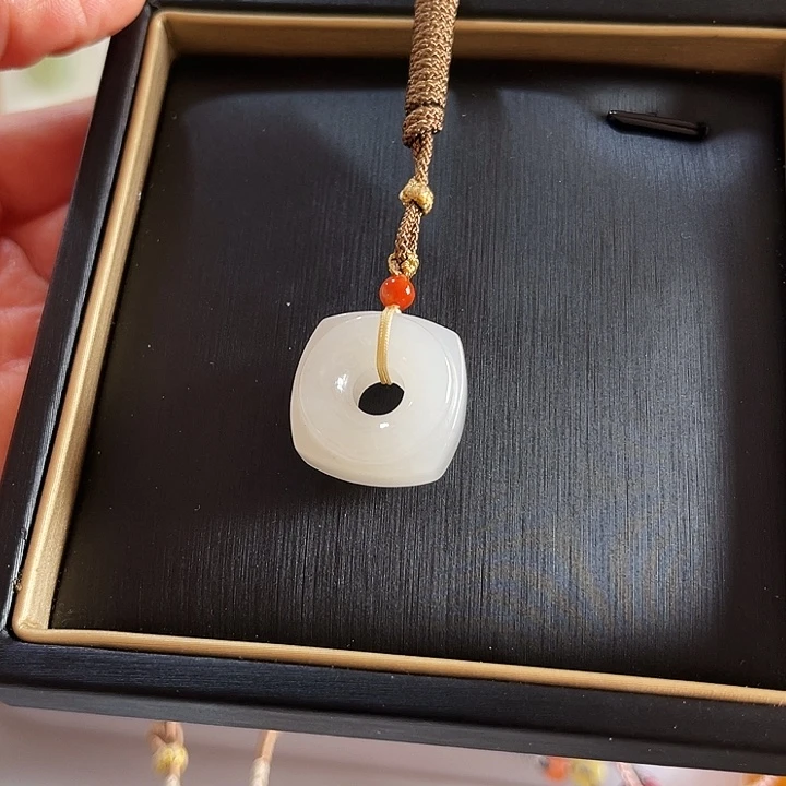 {****和田玉未镶嵌颈饰